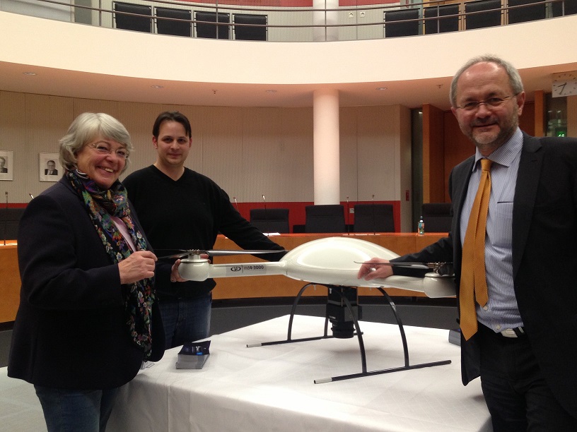 Sibylle Pfeiffer MdB, Sven Jürss und Volkmar Klein MdB vor dem Modell md4-3000